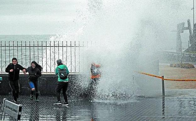 Las olas volvieron a generar muchísima expectación e Donostia. /LOBO ALTUNA