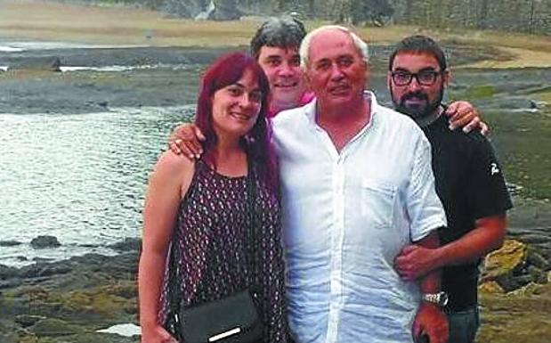 Diego Verdejo con sus hijos en el espigón de Mutriku en una foto que colgó uno de ellos ayer en Facebook. /