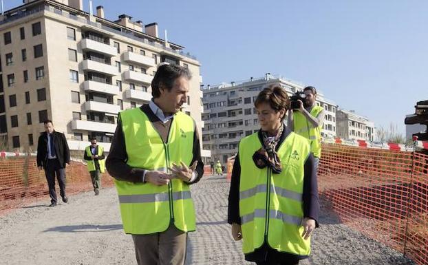 De la Serna y Tapia en una visita a las obras del TAV en Donostia en febrero de 2017. /José Mari López