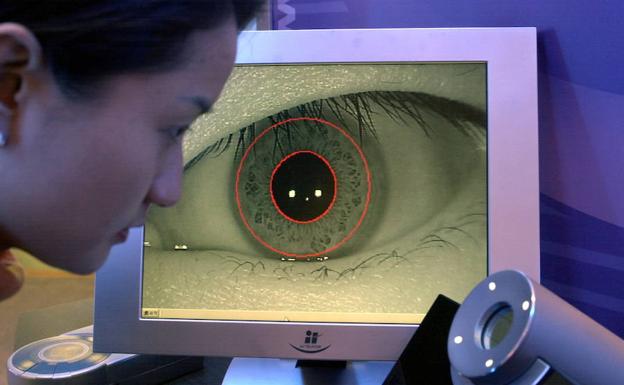 Le han implantado un chip en el ojo./Archivo