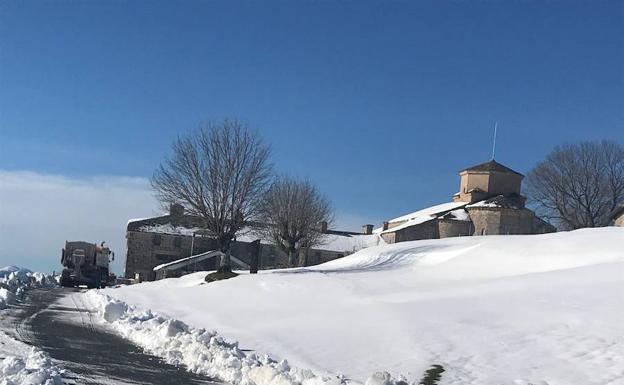 Un camión quitanieves se dirige hacia el santuario de Aralar./Otermin