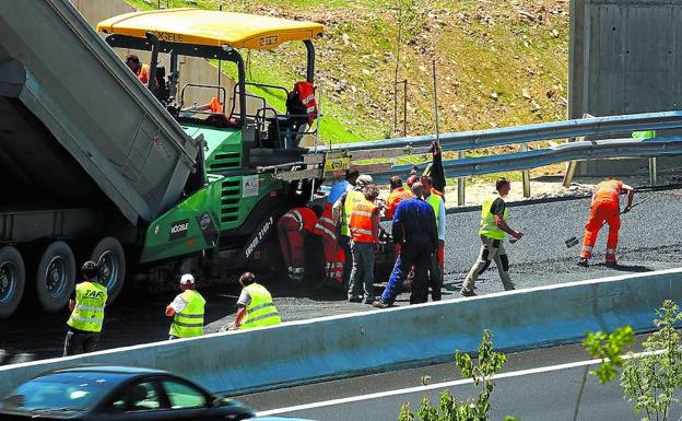 Varios operarios desarrollan tareas de asfaltado en la autopista./ARIZMENDI