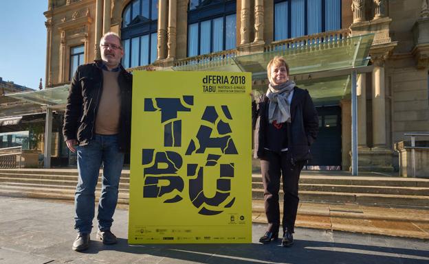 Norka Chiapuso y Miren Azkarate posan con el cartel de la próxima edición de dFeria./Usoz