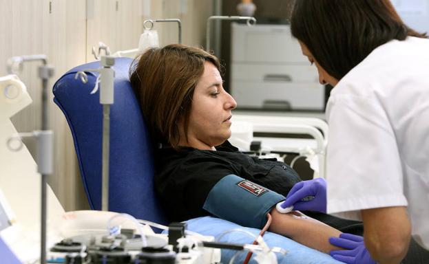 Una mujer dona sangre en Donostia/Arizmendi