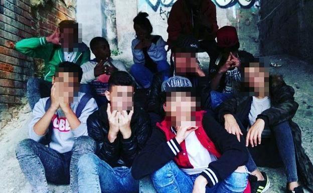 Fotografía colgada en las redes por miembros de ‘The Ghetto Family’, en la que se encuentra uno de los asaltantes de ‘Urren’./DV