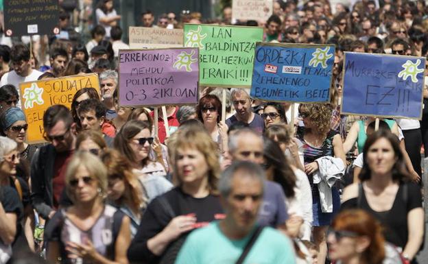 Manifestación de los profesionales de la educación vasca con pancartas con sus reivindicaciones./LOBO ALTUNA