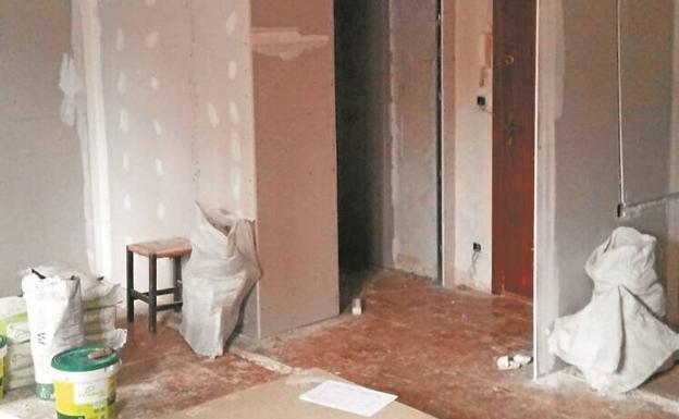 Así quedó el interior de la vivienda de una familia que ayer acudió a la Guardia Municipal a denunciar un caso idéntico. /