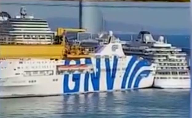 Imagen del choque este viernes en el Puerto de Barcelona. /RR SS