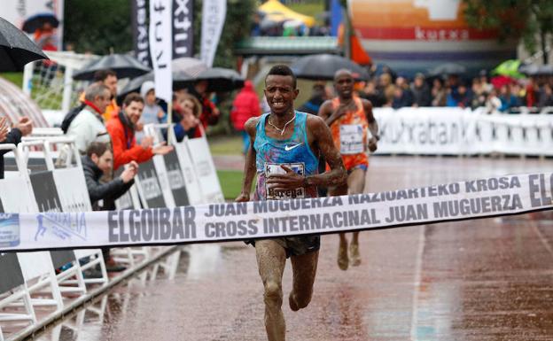 El atleta etíope Selemon Barega, a punto de coronarse vencedor del Memorial Muguerza este domingo en Elgoibar. /MIKEL ASKASIBAR