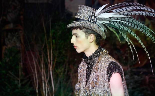 Un modelo, durante el desfile de Palomo. /PATRICK KOVARIK (AFP)