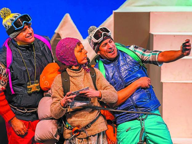 Los tres intérpretes del espectáculo 'Mendi tontorrean', en plena actuación. /  A.B.