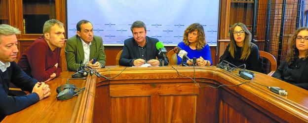 Pedro Alegre, Sergio Corchón, Miguel Ángel Páez, José Antonio Santano, Cristina Laborda, Juncal Eizaguirre y Mónica Martínez, en la comparecencia de ayer./FERNANDO DE LA HERA