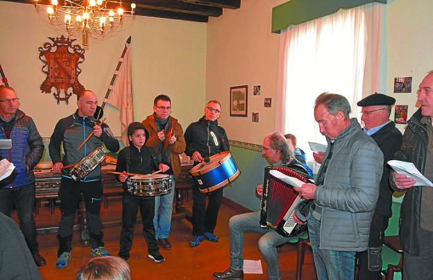 Herriko musikariek girotu zuten erakusketaren aurkezpena. /