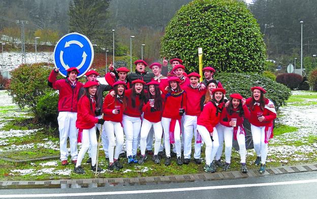 Una parte de los 38 quintos eskoriatzarras de este año, el viernes en Aingeru Guarda./  FOTOS JOXEBI