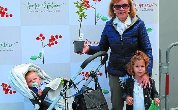 Una familia participando en el acto del año pasado. / F. DE LA HERA