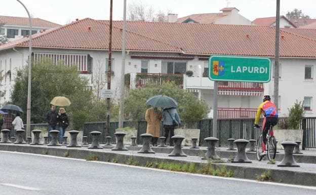 Interceptan en la frontera de Irun a un hombre con medio millón de euros sin declarar