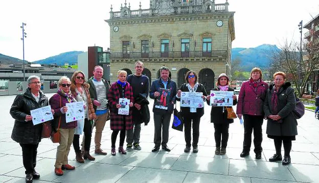 Lourdes Montes y Carmen Gil (Argoiak), Igone Virto, Koldo Zabala, Irene Kastezubi (Gaurko Andreak), Sergio Corchón, José Antonio Santano, Maritxu San Pedro y Txaro Rivas (Bidasoaldeko Elkarte Feminista) y Mª Cruz Martín y Carmen González (Uxoa).
/F. DE LA HERA