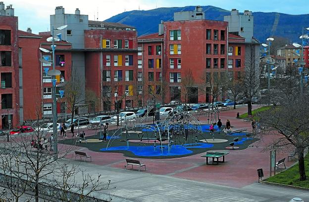 Primer parque cubierto. Los juegos infantiles de Olaketa tendrán cubierta este mismo año. /  F. DE LA HERA