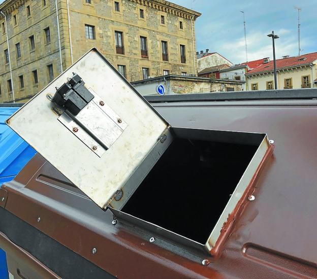 Imagen de la nueva tapa del contenedor de la calle Prudencia Arbide. /