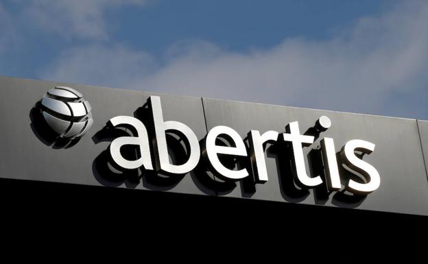 Cartes de Abertis en su sede central. /REUTERS