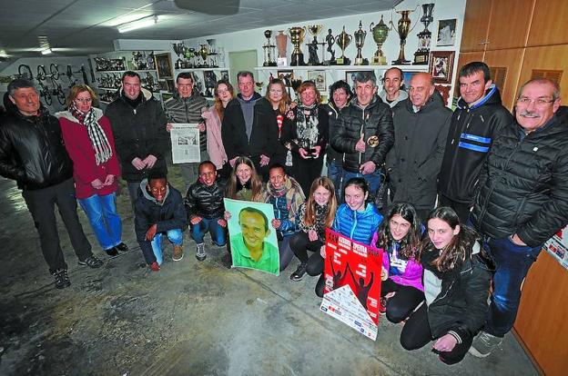 La familia de Diego García, amigos íntimos, organizadores y voluntarios del Club de Atletismo Xeye se reunieron en su casa para recordar la figura del atleta./MORQUECHO