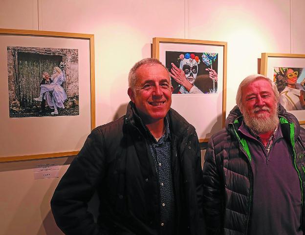 Topaleku. Fernando Retolaza y José Luis Irigoien, ante sus fotografías premiadas. / FÉLIX MORQUECHO