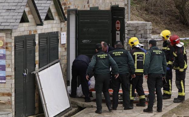 Efectivos de la Guardia Civil y Bomberos retiran el cuerpo de la fallecida. /JOSÉ MARÍA ÁLVEZ/ EL PROGRESO