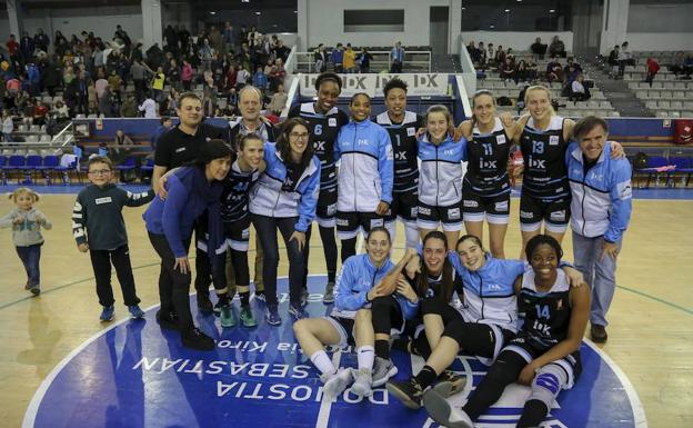 Jugadoras y cuerpo técnico celebran el pase a los playoff. /MICHELENA