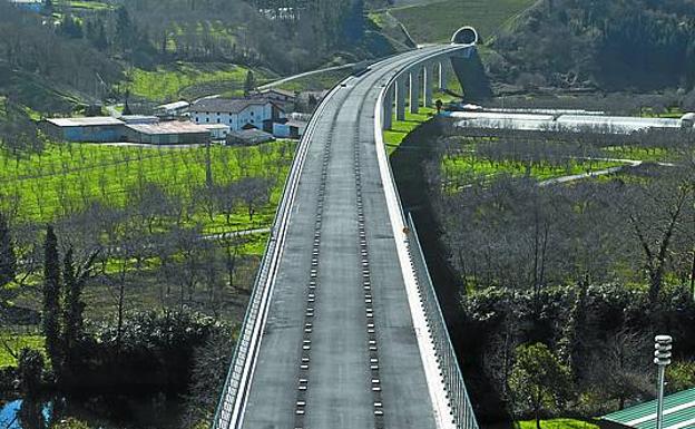 Viaducto del Urumea,en el tramo entre Urnieta y Hernani. /