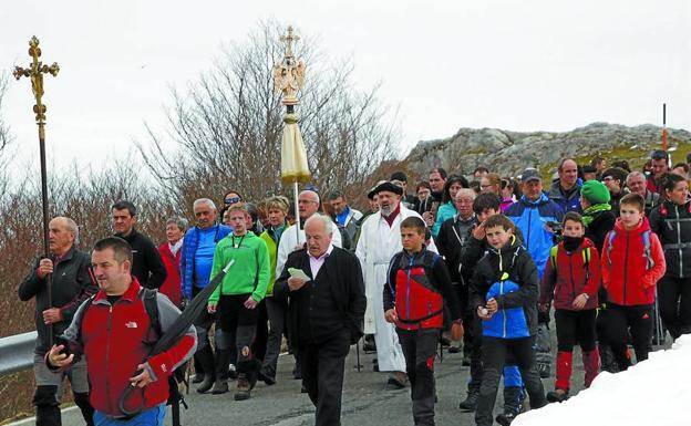 os fieles acompañaron a pie al Arcángel San Miguel durante el trayecto que realizaron entre el santuario y Baraibar. /J. Karlos Zubieta
