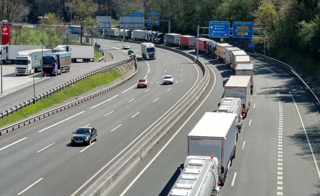 Una vista de la cola de camiones este martes en la AP-8 dirección a Baiona./Arizmendi