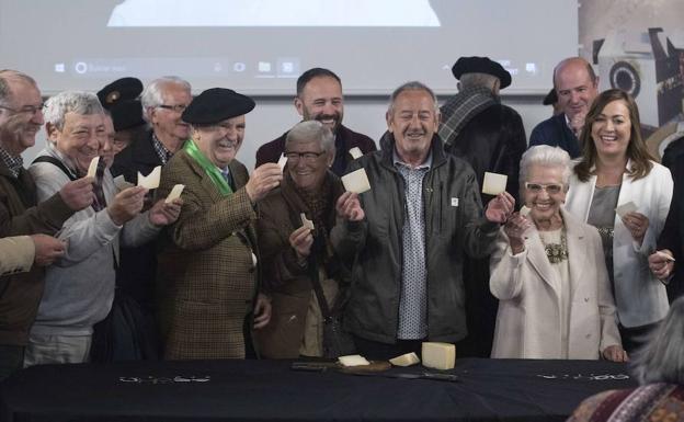 Iazko gazta gaztea ebaki zutenekoa Luis Irizar, Subijana eta Argiñano tartean zirela/J. M. Lopez