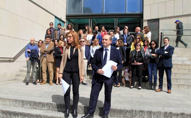 En San Sebastián, alrededor de 40 jueces y fiscales han salido a las escalinatas del Palacio de Justicia/Iñigo Sánchez