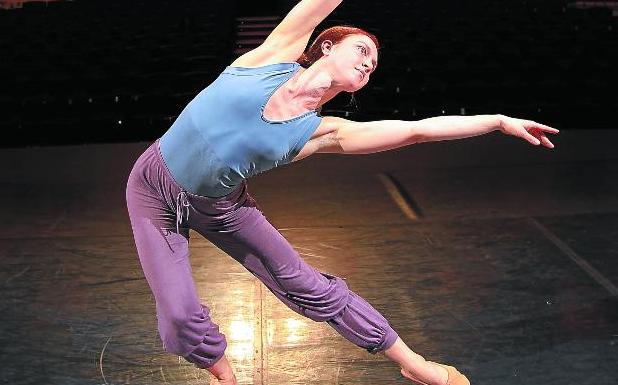 Irma Hoffrén en el escenario del Victoria Eugenia, donde hoy y mañana bailará con el Malandain Ballet Biarritz./IÑIGO SÁNCHEZ