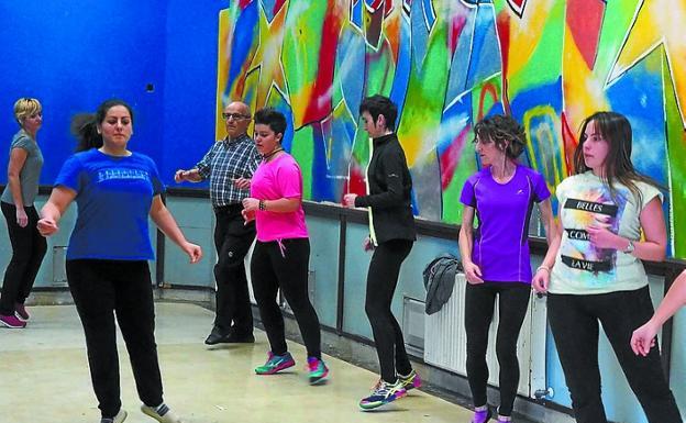 Dantza. Oihane enseñando a bailar en el Topaleku de Eitza. / ARESTI