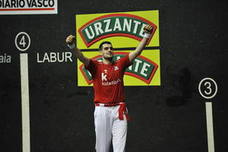 Ezkurdia celebra la victoria. /IGNACIO PÉREZ