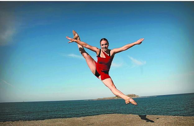 La bailarina Garazi Pablogorrán ha pasado del Club Ipurua de Gimnasia a trabajar en compañías de danza.
/