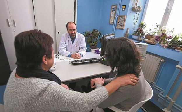 Rodrigo Oraa atiende a una paciente con un familiar en su consulta de la red de salud mental de Osakidetza/Luis Ángel Gómez