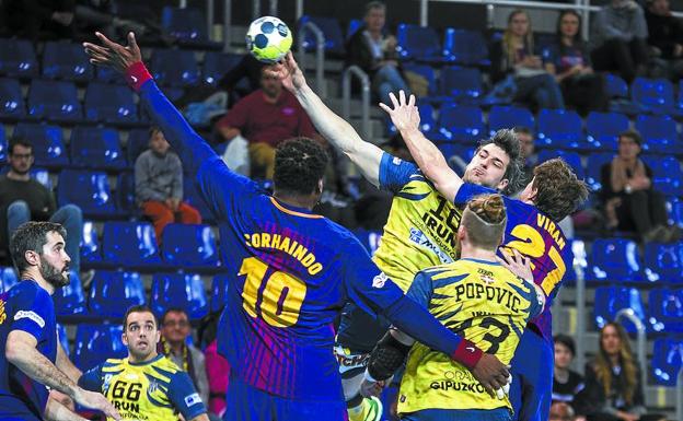 Nonó lanza ante la oposición de Viran Morron./PHOTODEPORTE
