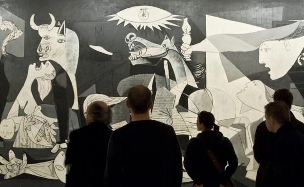 Visitantes observan el 'Guernica' de Picasso en el Reina Sofía./Daniel Ochoa de Olza