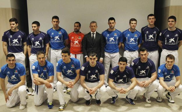 De pie, Zabaleta, Julen Retegi, Urrutikoetxea, el campeón Bengoetxea VI, Kepa Badiola (Kutxabank), Albisu, Artola, Rezusta e Irribarria. Agachados, Víctor, Olaizola II, Arteaga II, Ezkurdia, Altuna III, Jaka y Laso. /Manu Cecilio