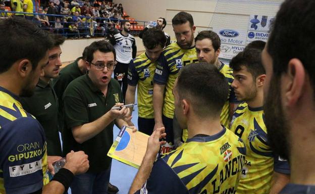 Cuétara, da instrucciones a los jugadores durante un choque de esta campaña./PORTU