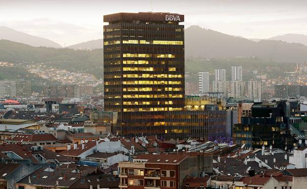 El rascacielos del BBVA fue hasta la construcción de Torre Iberdrola el techo de Bilbao con sus 86 metros./CORRAL