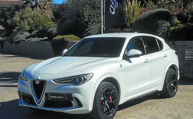 El Alfa Romeo Stelvio Quadrifoglio es un SUV deportivo que no tiene nada que envidiar a ninguno de su clase./