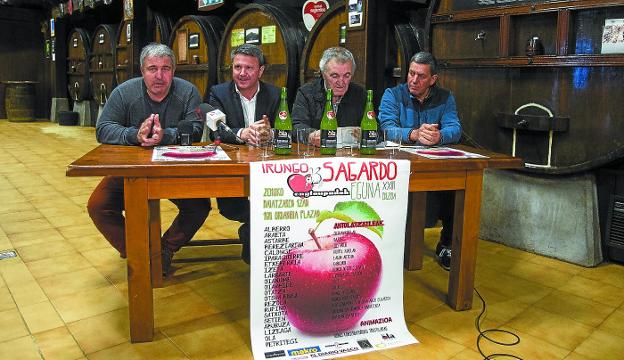 Fernando de la Hera, José Antonio Santano, Juanjo Aldako e Iñaki Bengoetxea presentaron ayer en Ola el XXIII Sagardo Eguna. /  M.A.I.