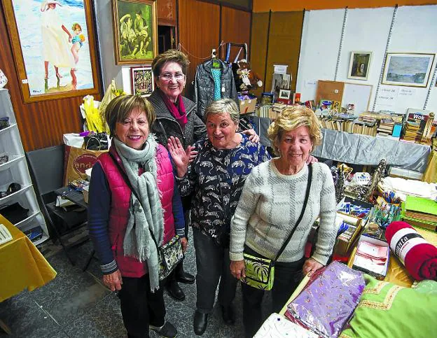 Cooperación. La presidenta, Carmen Lazcano, con las voluntarias que atienden el mercadillo. /  F. DE LA HERA