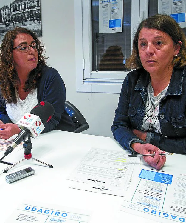 Mónica Martínez y Josebe Araña, en la presentación. /  F. DE LA HERA