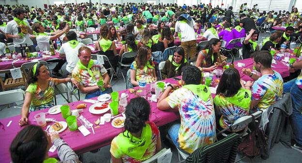 Multitudinaria. Una de las últimas ediciones de la Herri Bazkaria que reúne cada año en Ficoba a 1.800 personas. /  F. DE LA HERA