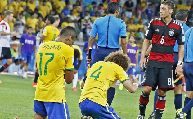Luiz Gustavo y David Luiz lloran sobre el césped tras el humillante 1-7 que le infligió Alemania a Brasil en 2014. /Dennis Sabangan