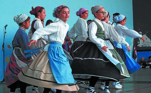 Festival. Miembros de Irrintzi dantza taldea./